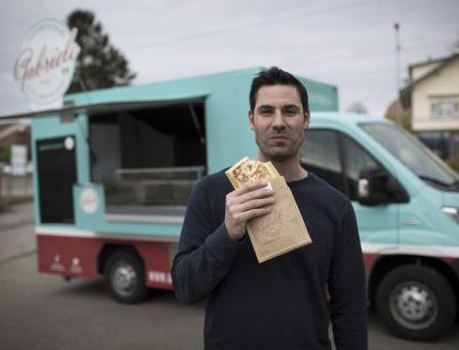 Gabriele vor seinem Truck